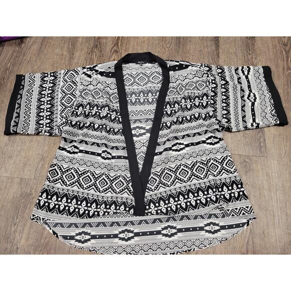 Monteau Tops - Monteau Medium Semi-Sheer Black White Geometric Kimono Flowy Light
